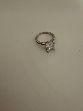 Silver-Tone Cushion Cut Solitaire zirconia Ring in Clear s925